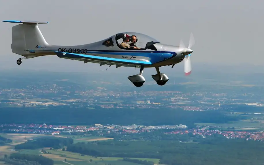 Let sportovním letounem s možností pilotáže