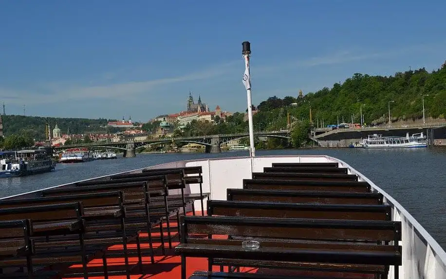 Večerní dvouhodinová plavba výletní lodí po historickém centru Prahy s bohatým rautem
