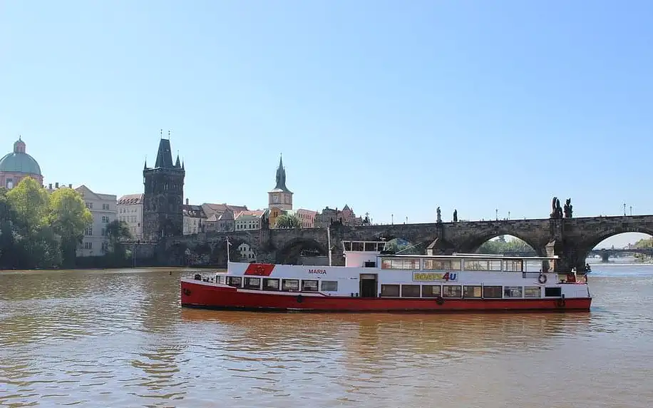 Zážitková plavba po pražských památkách s lahodnou kávou a zákuskem