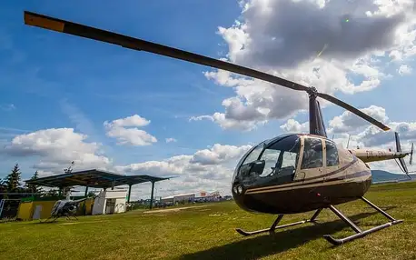 Vyhlídkový let vrtulníkem až na hodinu s parádním výhledem na krajinu (Hradec Králové)