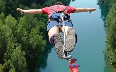 Bungee jumping z mostu vysokého neskutečných 62 metrů