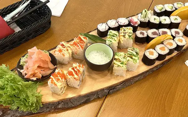 Sety až 54 ks sushi: maki, nigiri i speciální rolky