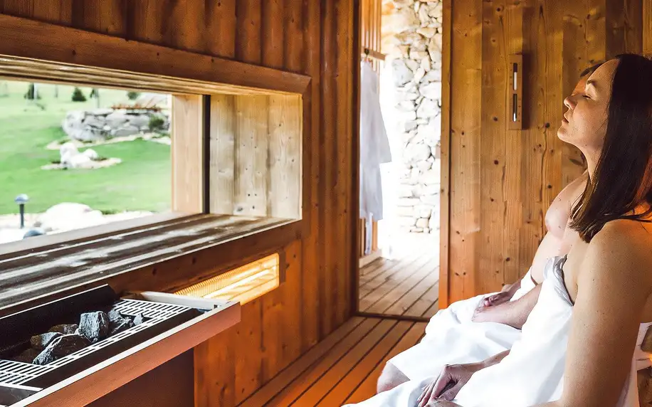 Pobyt u Lipna: panoramatická sauna i privátní vířivka