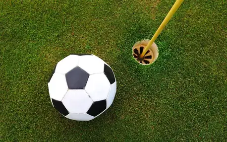 Trochu jiný golf - fotbalgolf: zábava pro 1 i partu