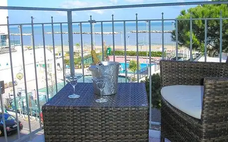 First minute Itálie v historickém Rimini 60 m od moře: Hotel Playa *** se snídaní/polopenzí a zapůjčením kol