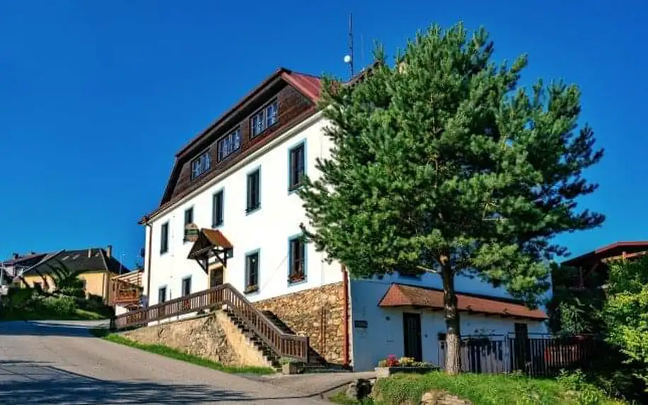 Lipno: Hotel Stará Škola na Šumavě s polopenzí, privátním wellness, zapůjčením kol + víno a dezert