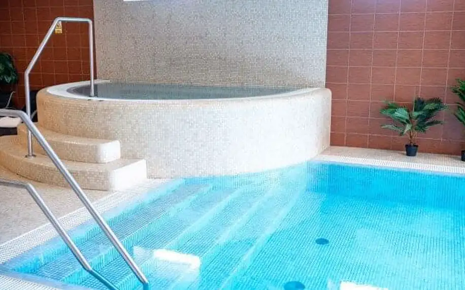 Beskydy poblíž aquaparku: Hotel Hukvaldy *** s polopenzí, wellness a bazénem neomezeně + finská a infra sauna