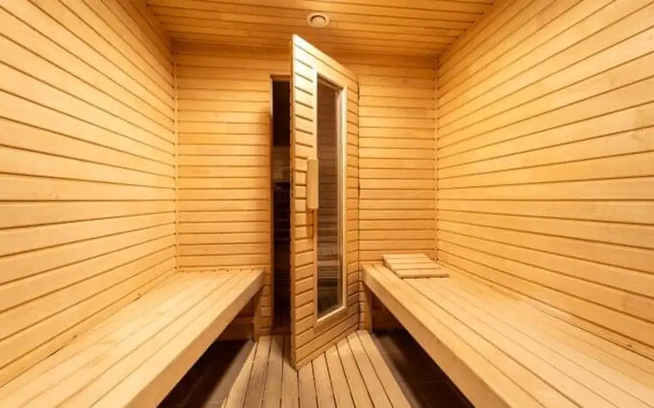 Beskydy poblíž aquaparku: Hotel Hukvaldy *** s polopenzí, wellness a bazénem neomezeně + finská a infra sauna