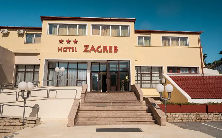 Chorvatsko: oblíbený hotel s bazénem hned u pláže a až 2 děti zdarma