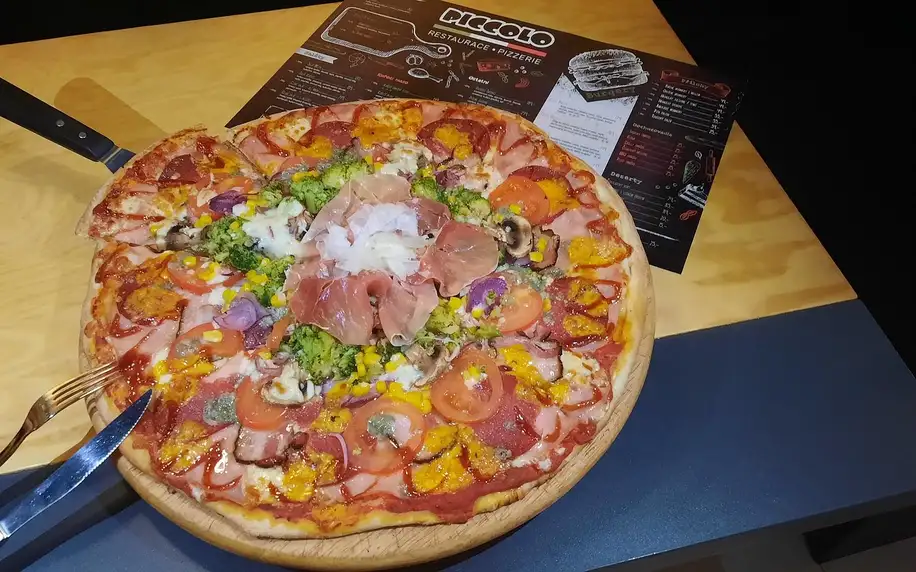 Maxi pizza o průměru 42 cm s až 12 ingrediencemi