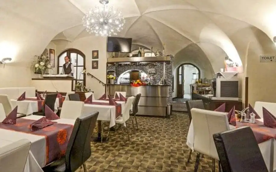 Český Krumlov: Pobyt přímo v centru luxusně v Depandanci Hotelu Grand **** se snídaní/polopenzí + Prosecco