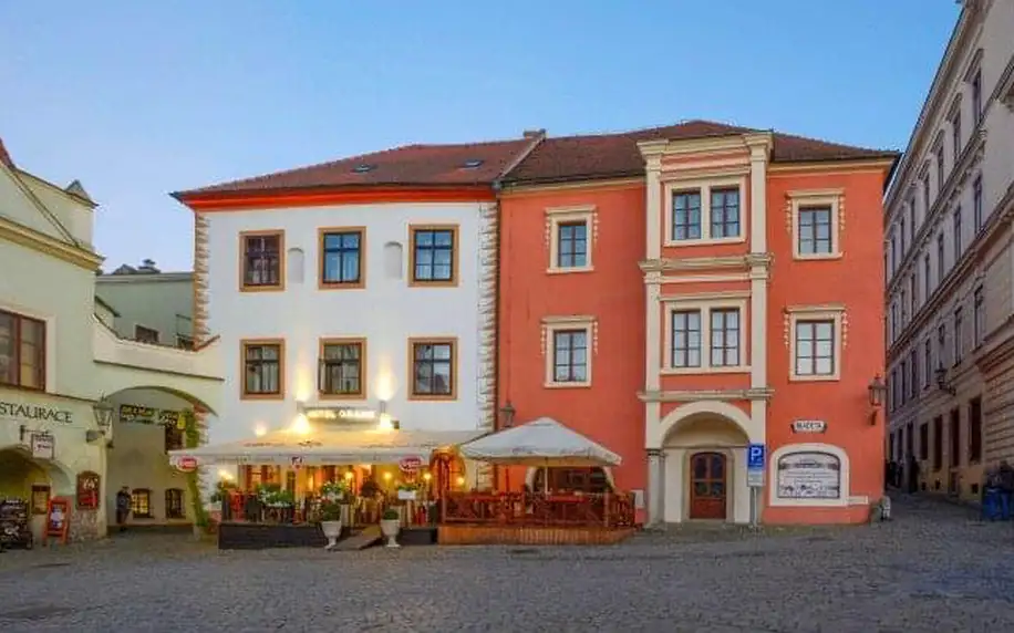 Český Krumlov: Pobyt přímo v centru luxusně v Depandanci Hotelu Grand **** se snídaní/polopenzí + Prosecco