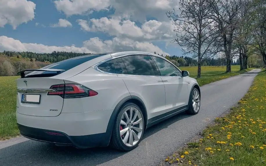 Nadupaná jízda v elektromobilu Tesla