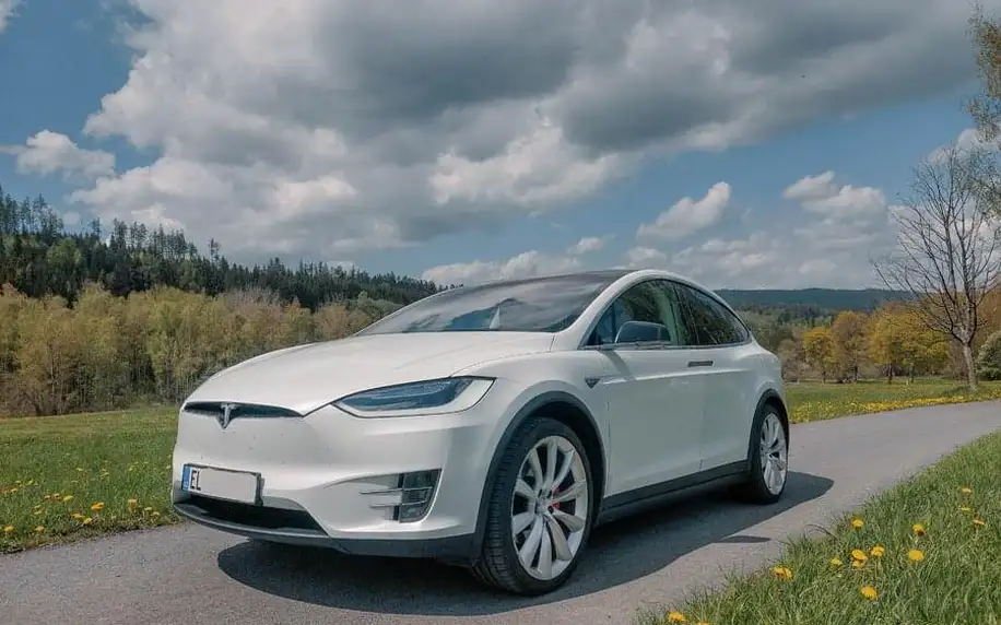Nadupaná jízda v elektromobilu Tesla