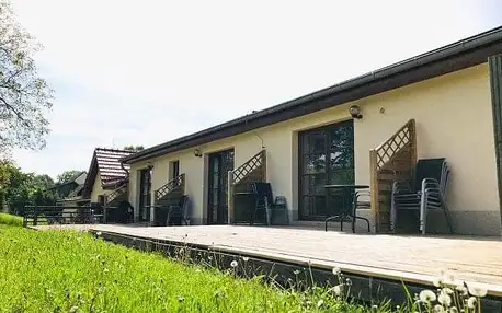 Pobyt blízko ZOO Dvůr Králové a běžkařských tratí: Penzion Pod Vyhlídkou v pokoji se snídaní, vínem a saunou