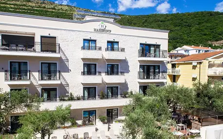 4* hotel v Černé Hoře: polopenze a vyhřívaný bazén