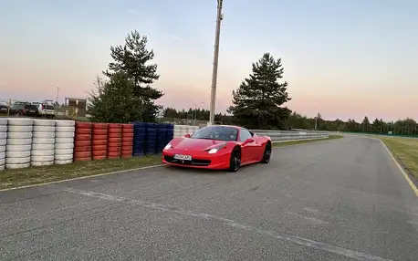 Jízda ve Ferrari 458 Italia na polygonu