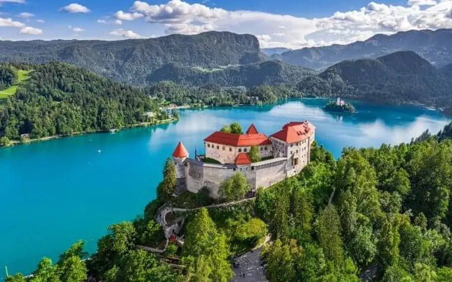 Slovinsko blízko Národního parku Triglav a jezera Bled v Hotelu Grajski dvor *** s polopenzí + vířivka