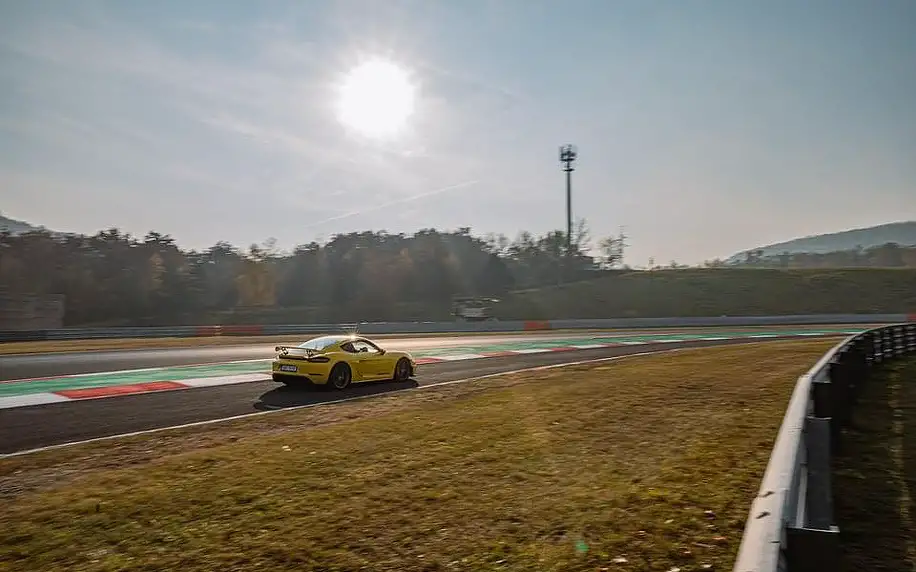 Jízda v Porsche GT4 Cayman na Polygonu Hradec Králové