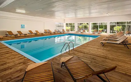 Chorvatská Vodice: hotel u pláže, polopenze, bazén