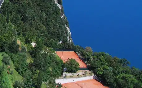 Dovolená u Lago di Garda s polopenzí a bazény