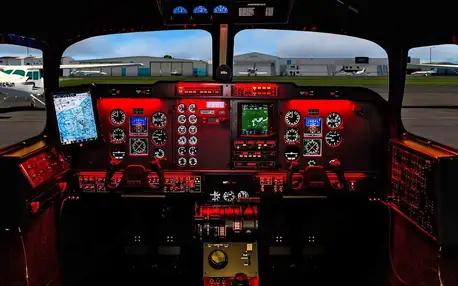 Let na simulátoru dvoumotorového letadla