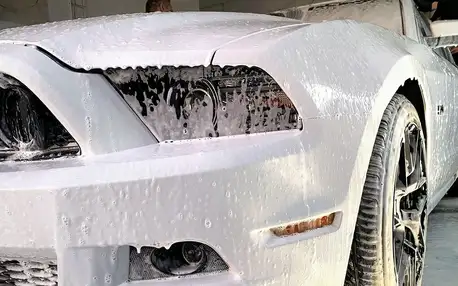 Profesionální mytí aut: vysátí vozu i leštění oken