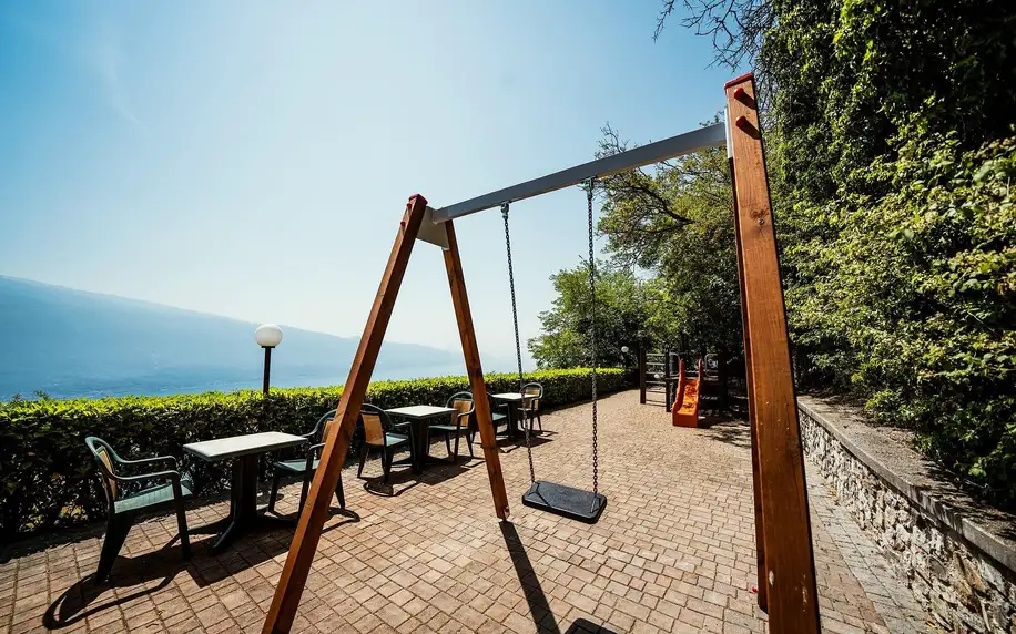 Dovolená u Lago di Garda s polopenzí, vínem a bazény