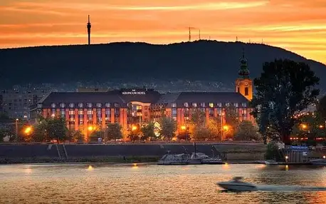 First Minute Budapešť v historické části: 4* The Aquincum Hotel s termálními bazény a polopenzí + dítě zdarma