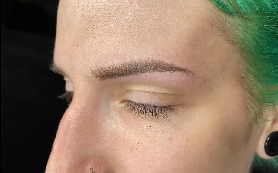 Permanentní make-up stínovou metodou: obočí či rty
