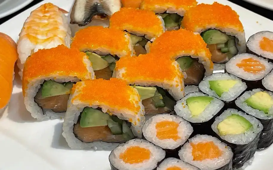 Až 36 kousků sushi a asijská polévka dle výběru