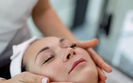 Liftingová masáž obličeje nebo hloubkové čištění pleti