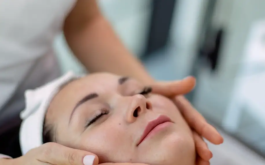 Liftingová masáž obličeje, hloubkové čištění či mezoterapie