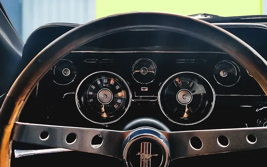 Jízda zpátky časem v Mustangu z roku 1967, motor V8