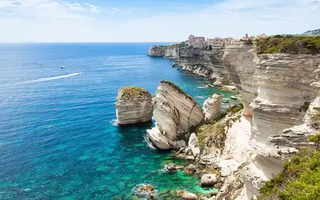 Zájezd na Korsiku: doprava, bungalov a relax u moře