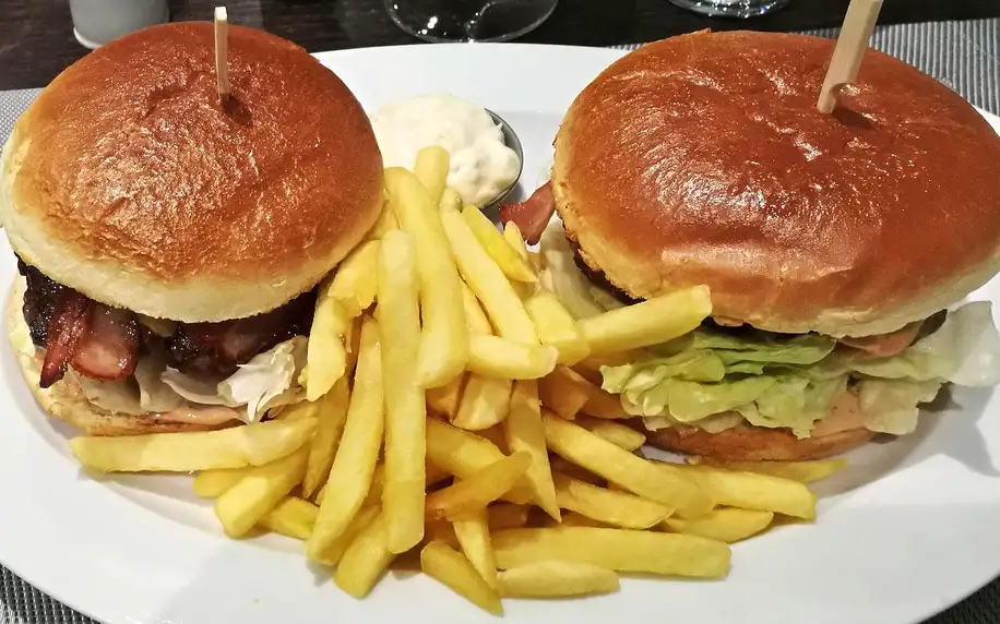 Hovězí burger s cheddarem a hranolky pro 2 osoby