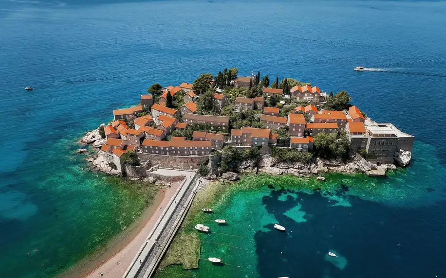 Krásný hotel v Černé Hoře na pláži a se snídaní