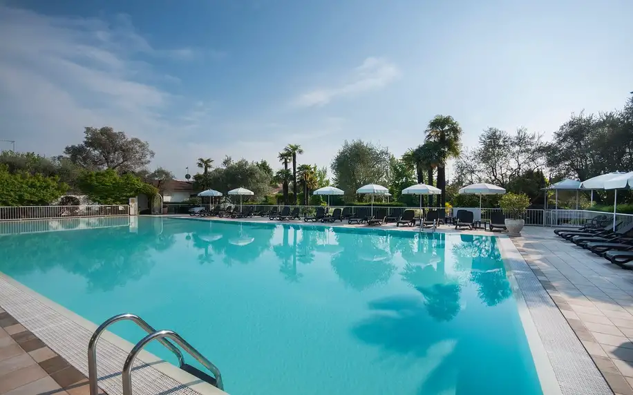 4* hotel u Lago di Garda: snídaně a venkovní bazény