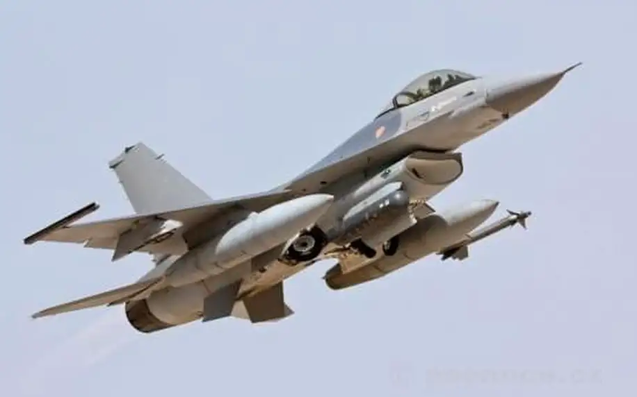 Letecký trenažér stíhačky F16