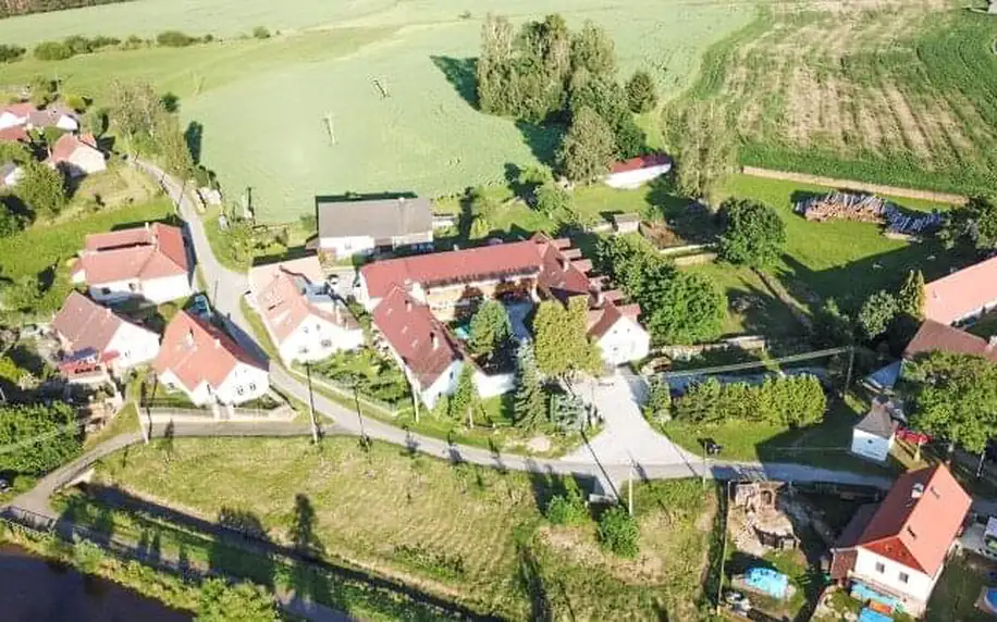 Pobyt u Jindřichova Hradce v Pohádkové usedlosti Lovětín s polopenzí, bazénem a venkovním vyžitím pro děti