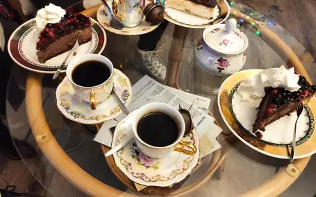 Domácí dort a káva nebo čaj v kavárně s galerií: 1-2 os.