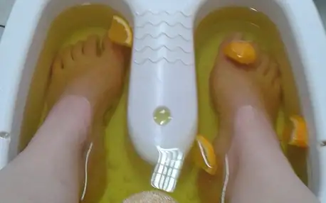 Pedikúra s citrusovou lázní vč. masáže nohou
