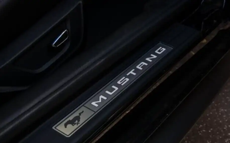 Lamborghini Gallardo LP560 vs. Ford Mustang GT 5.0