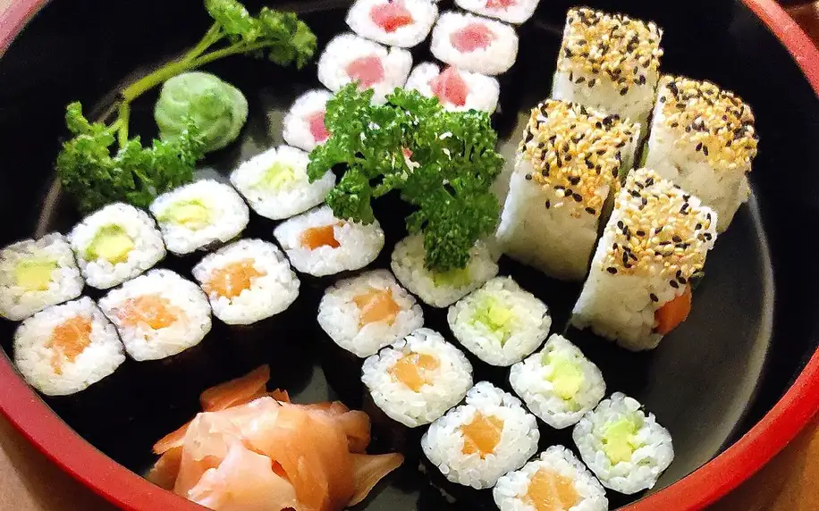 Sushi sety s 24–80 ks, polévka, salát i závitky