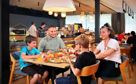 S rodinou do Harrachova: bufetová snídaně, bazén, sleva na skipas