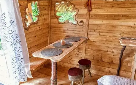 Slovensko: Kysuce v domečku na stromě v Resortu Husárik se snídaní, welcome drinkem a vstupem do wellness