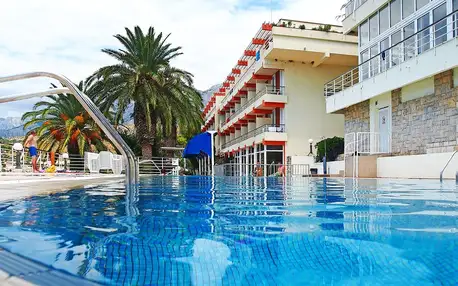 Pobyt v Podgoře: hotel u moře, polopenze i bazén
