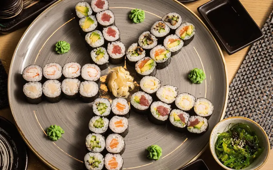 Až 46 ks sushi i s wakame salátem, polévkami a vínem