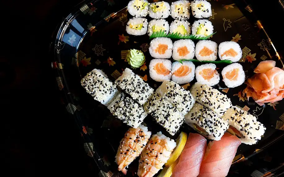 Sushi sety s 10–36 ks nigiri a maki rolek