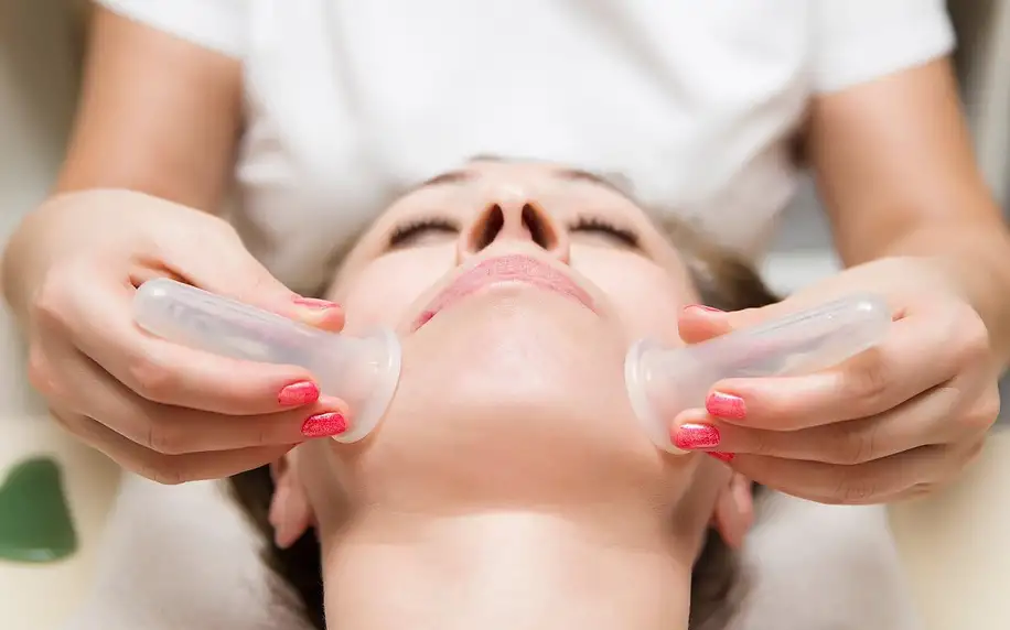 Kosmetické ošetření s liftingovou baňkou i masáží